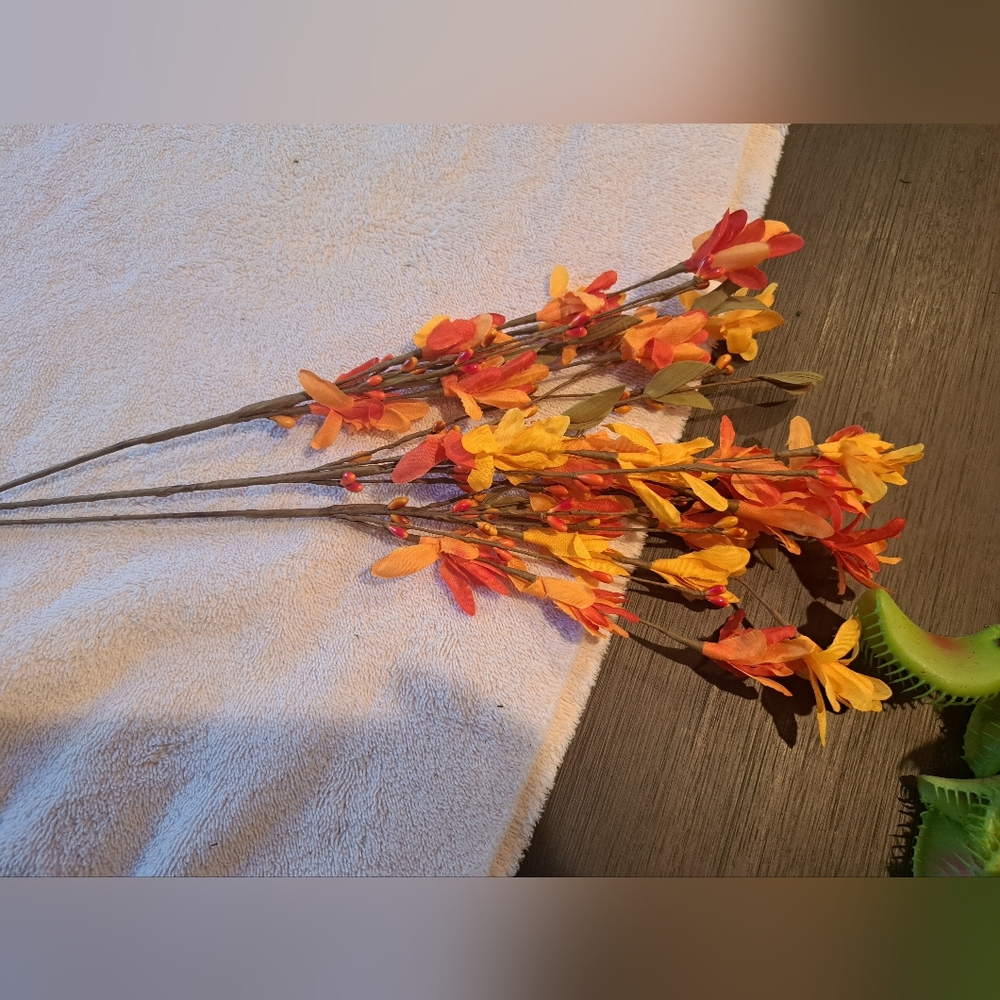 Artificial Venus Flytrap, Black Faux Roses, Orange Ranunculus, Fern Leaves Etc. - Picture 5 of 10